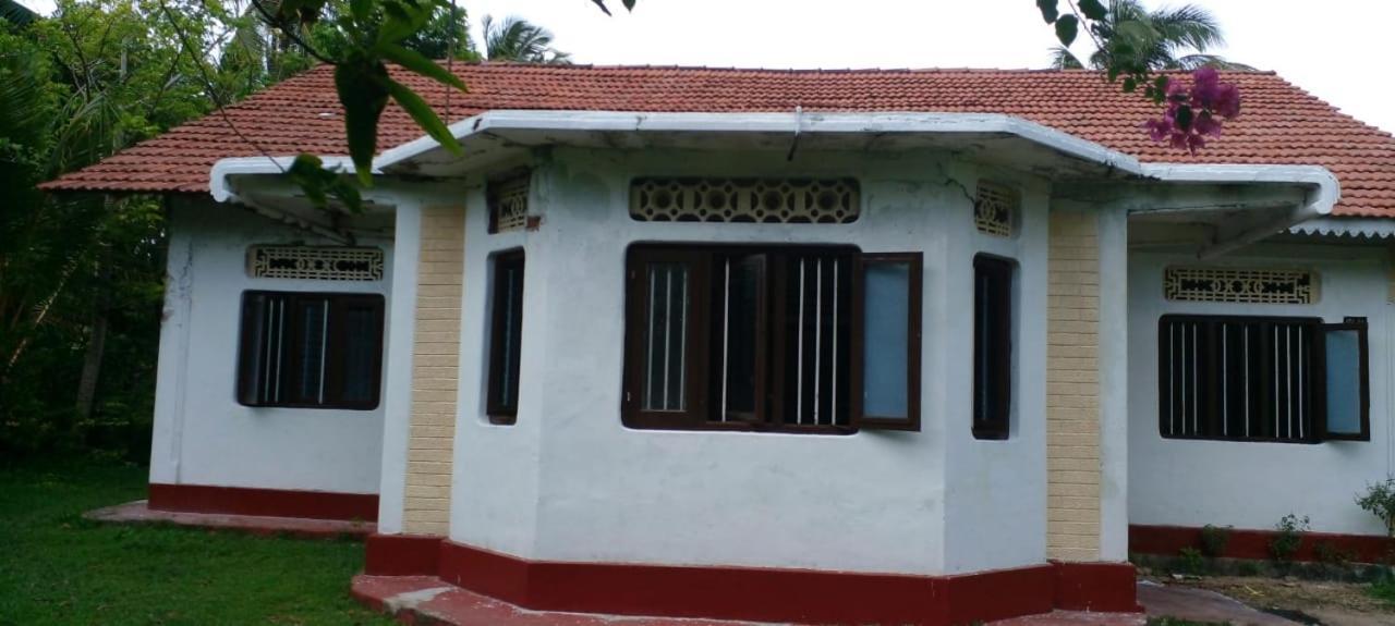 Colonial Surfing Villa Hostel & Home Stay Midigama East Pokoj fotografie